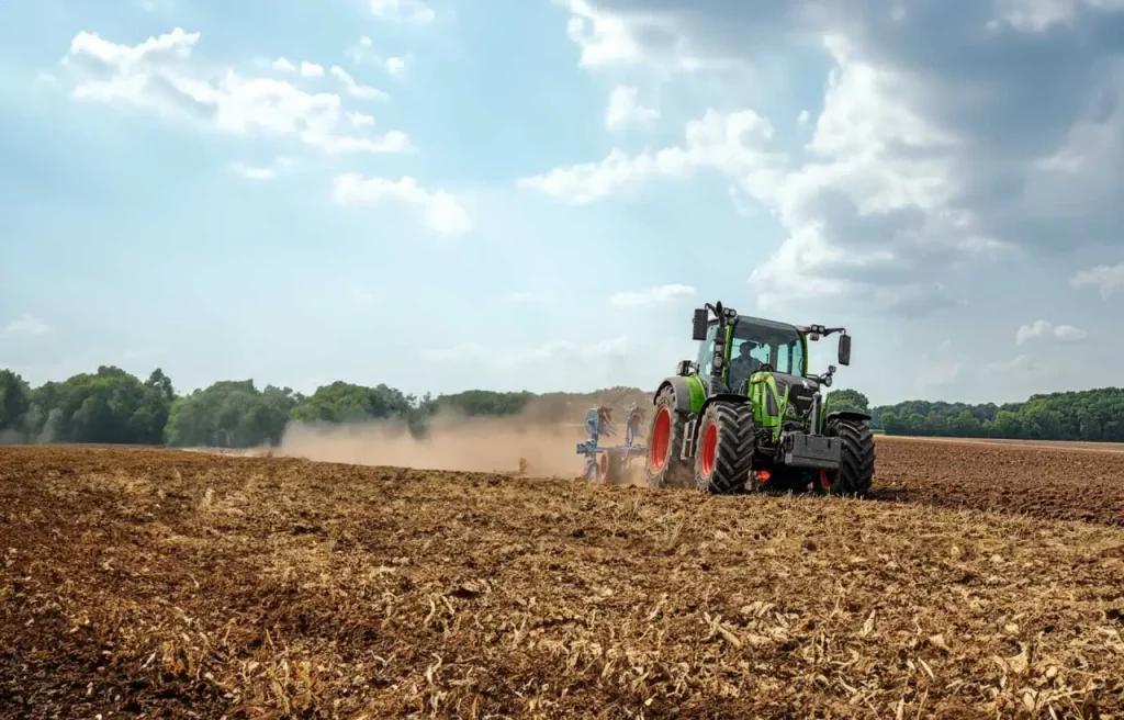 Get Ahead with the Fendt 500 Vario Your All-in-One Tractor Solution